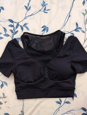 Black Short Sleeve Mesh Crop Top 🌺